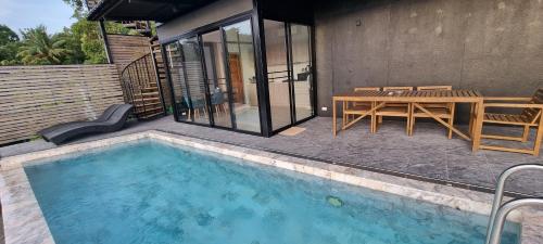 sis and sea villa