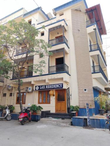 Lax Residency, White Town,,2 star