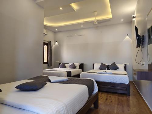 Lax Residency, White Town,,2 star