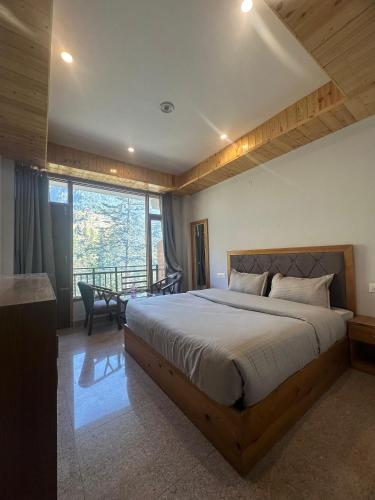 the woodpecker inn jibhi