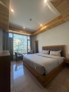 the woodpecker inn jibhi