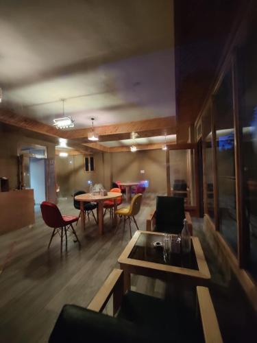 the woodpecker inn jibhi