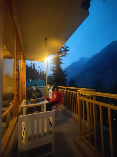 the woodpecker inn jibhi