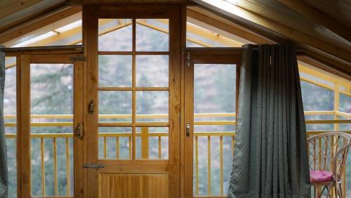the woodpecker inn jibhi