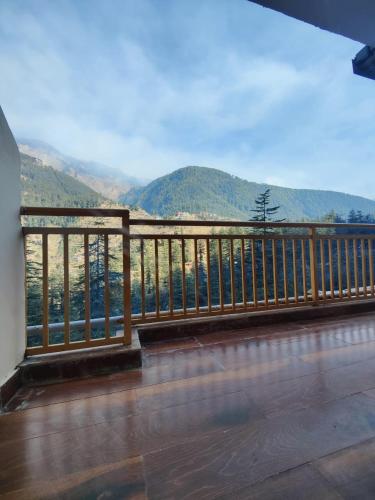 the woodpecker inn jibhi