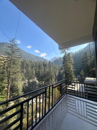 the woodpecker inn jibhi