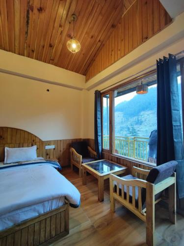 the woodpecker inn jibhi