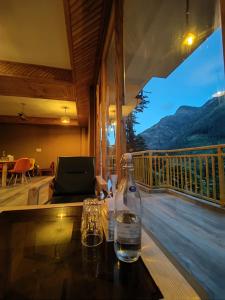 the woodpecker inn jibhi