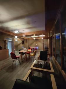 the woodpecker inn jibhi