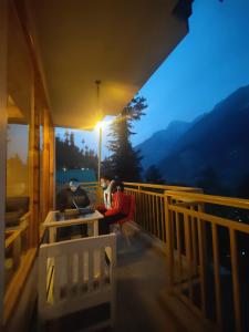 the woodpecker inn jibhi
