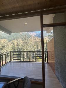the woodpecker inn jibhi