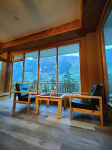 the woodpecker inn jibhi