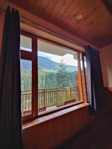 the woodpecker inn jibhi