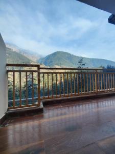 the woodpecker inn jibhi