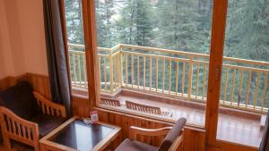 the woodpecker inn jibhi