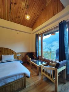 the woodpecker inn jibhi