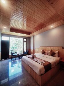 the woodpecker inn jibhi