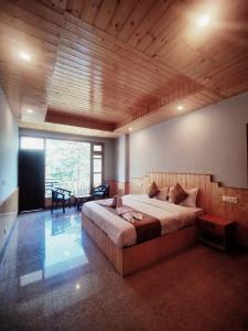 the woodpecker inn jibhi