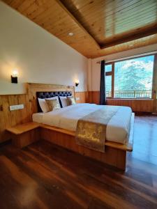 the woodpecker inn jibhi