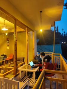 the woodpecker inn jibhi