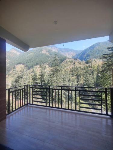 the woodpecker inn jibhi