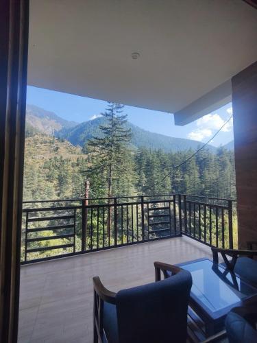 the woodpecker inn jibhi