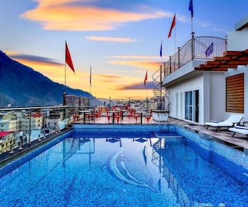 the leisure cave premier