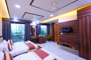 crown hotel agra near taj mahal