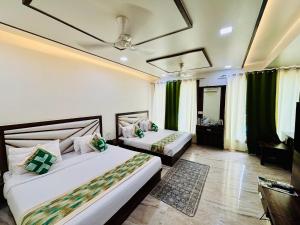 crown hotel agra near taj mahal