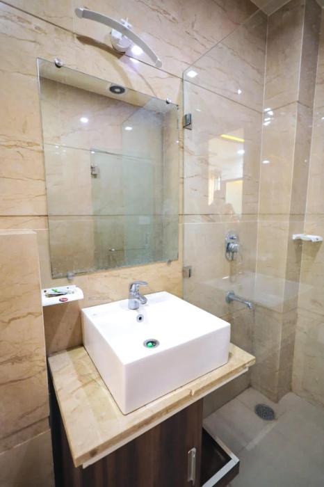 crown hotel agra near taj mahal