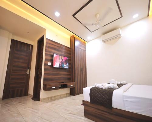 Crown Hotel Agra Near Taj Mahal,,3 star