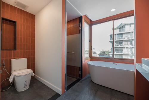 blu monkey hub and hotel bangsaen