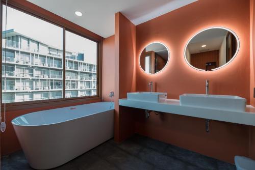 blu monkey hub and hotel bangsaen