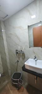 hotel beverly plaza us embassy bkc kurla west