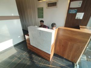 hotel beverly plaza us embassy bkc kurla west
