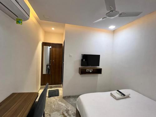 hotel beverly plaza us embassy bkc kurla west