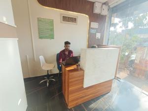 hotel beverly plaza us embassy bkc kurla west