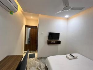 hotel beverly plaza us embassy bkc kurla west