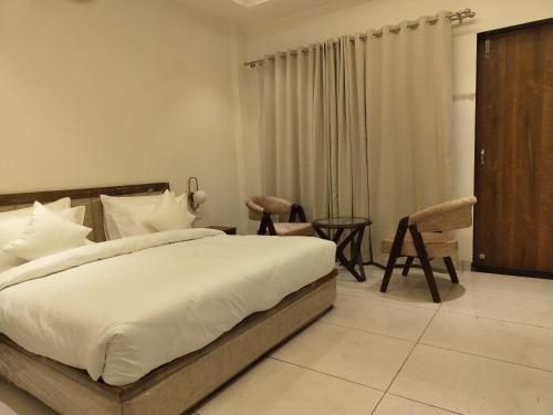 The Vrindhuts,,3 star