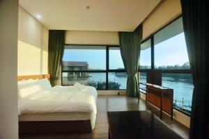 crosview hotel