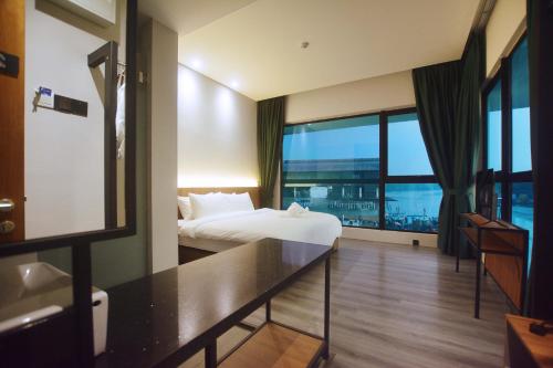 crosview hotel