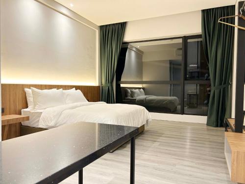 crosview hotel