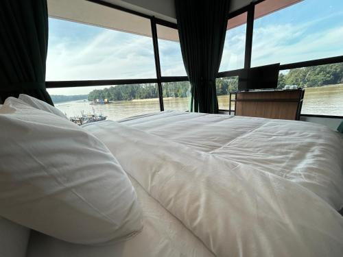 crosview hotel