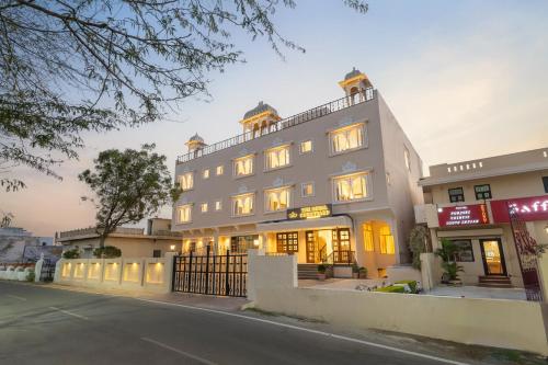 The Royal Courtyard,,3 star