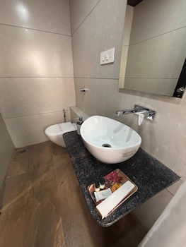 sunny executive satara