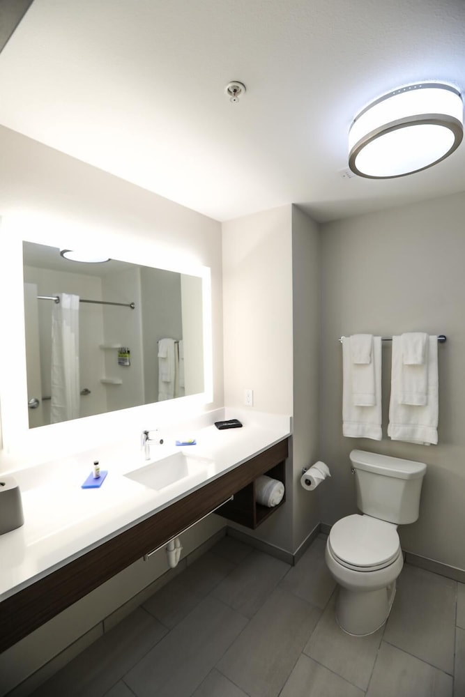 holiday inn express hillsboro i 35 by ihg