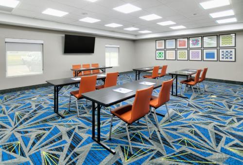holiday inn express hillsboro i 35 by ihg