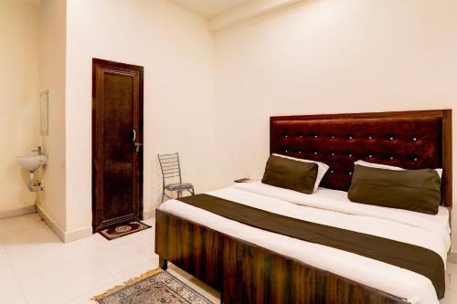 Hotel O Kailasha Inn,,3 star