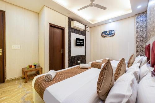 hotel diamond stay 10 minutes walking from nizamuddin railway station
