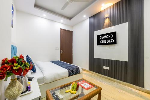 hotel diamond stay 10 minutes walking from nizamuddin railway station